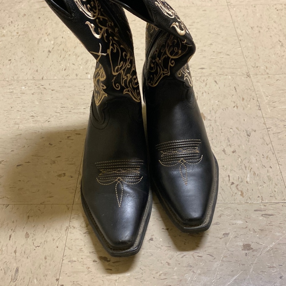 Black Cowgirl Boots with Pointed Toe